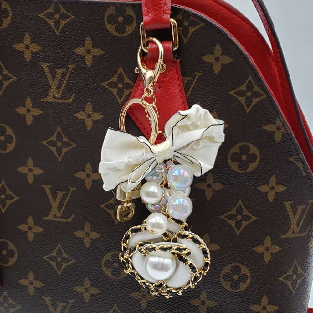 LV Gold Padlock Authentic 🔑 Luxury Bag Charm w/ Unbranded Flower Keychain - Picture 14 of 15
